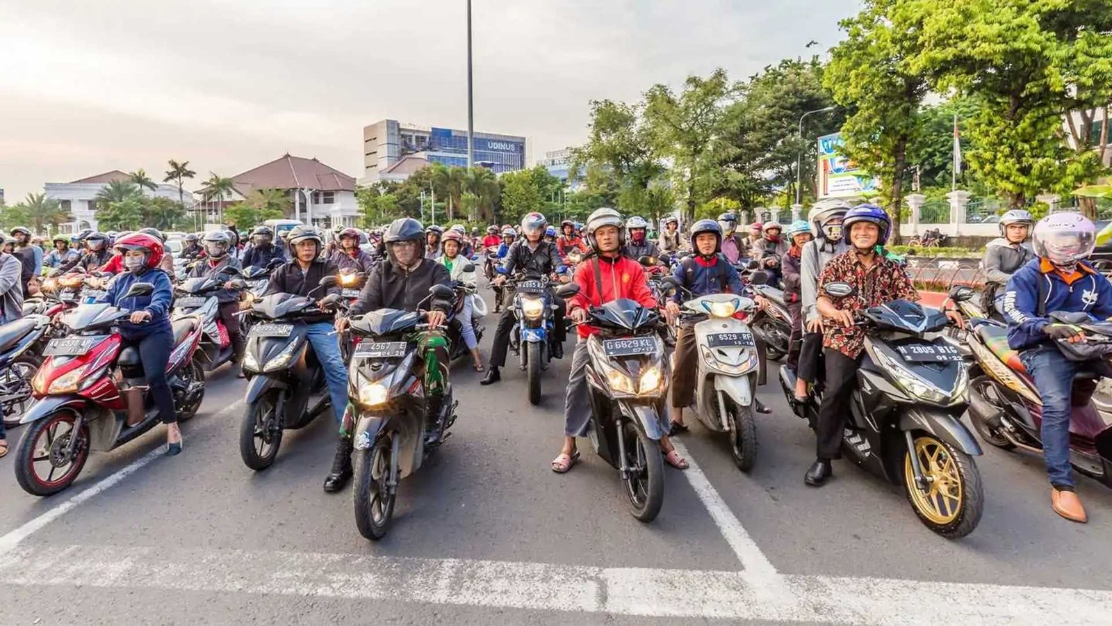 Pengendara motor bersama SEWAMOTOR